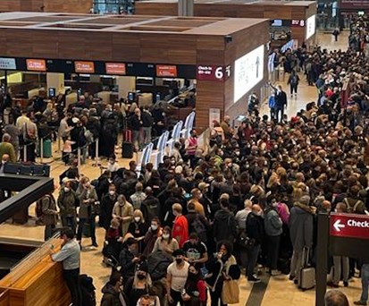 Schlange am Flughafen BER: Nach einem Feueralarm mussten alle noch einmal durch die Sicherheitskontrolle.