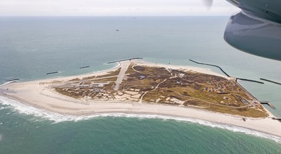 Der Flugplatz mit drei kurzen Pisten liegt auf Helgoland-Düne.