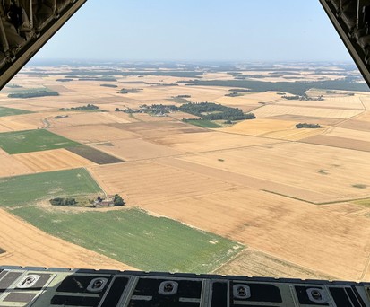 Blick aus der Heckrampe der Lockheed C-130 Hercules: Das Flugzeug ist ein Klassiker der Militäraviatik.