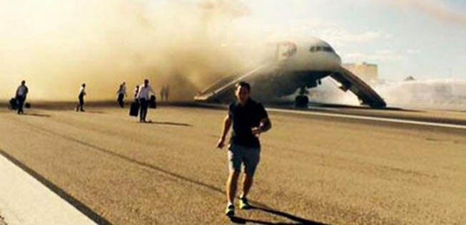 Passagiere verlassen die Boeing 777 von British Airways: Viele nahmen ihr Gepäck mit.