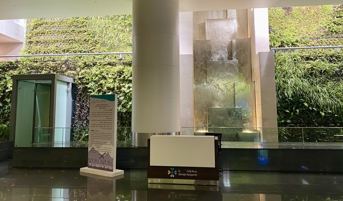 Im Terminal des Flughafens: echte Pflanzen und ein künstlerischer Wasserfall. 