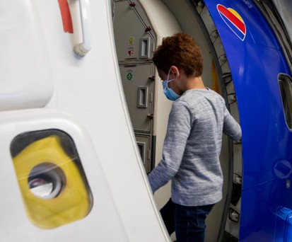 Junge geht an Bord eines Southwest-Jets: Familien bald zuerst und ganz hinten?