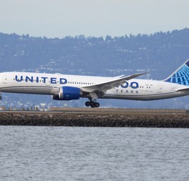 N61101: Die Boeing 787 macht United Airlines Probleme.