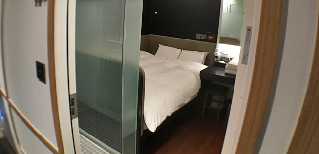 Capsule Hotel im Flughafen: Die kleinen Zimmer verfügen über Bett, Dusche und Tisch. Mehr Platz als in einer Kapsel hat man hier auf jeden Fall.