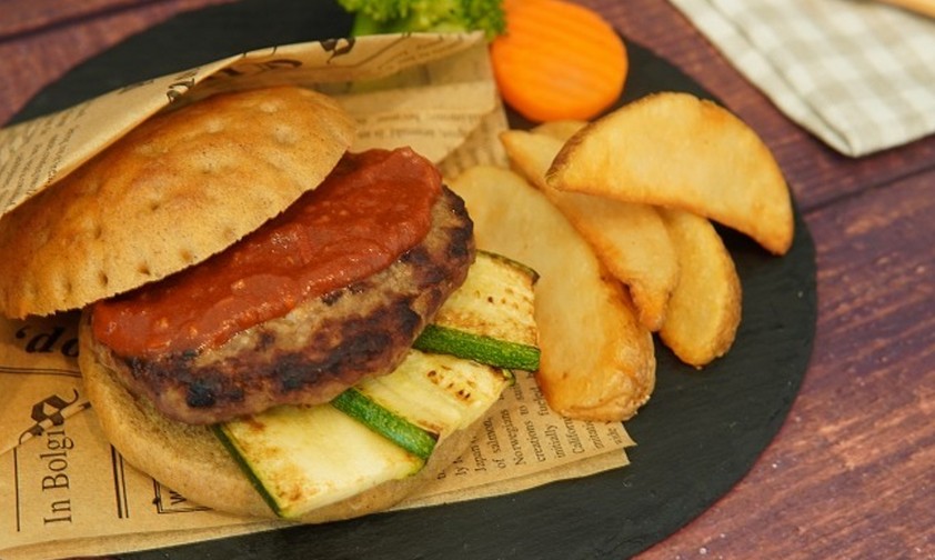 Der Burger von Zipair: Die Grillen sind in Pulverform verarbeitet.