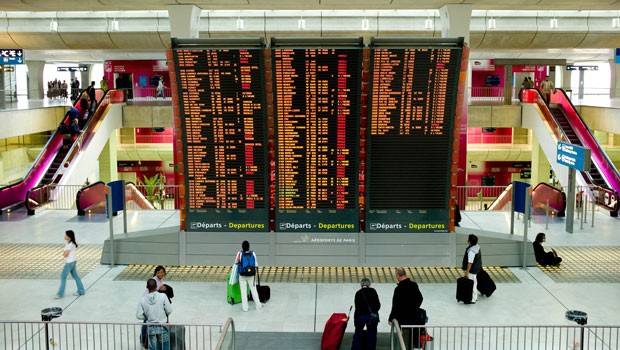 Abflugshalle am Pariser Flughafen Charles De Gaulle: Passagiere fühlen sich bei Verspätungen und Flugausfällen oft ausgeliefert.
