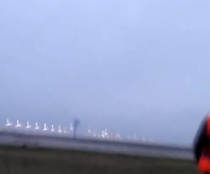 Auf dem BER: Screenshot aus dem Livestream der Gruppe Letzte Generation.