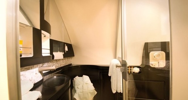 ...ein eigenes Badezimmer mit Dusche. Am 27. Dezember geht die Etihad-Residence zum ersten Mal mit Luxusgästen und Butler in die Lüfte.