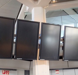 Früher zeigten die Monitore Flüge an.