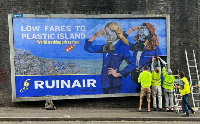 Ruinair statt Ryanair - Brandalism kritisiert auch den Plastikverbrauch.