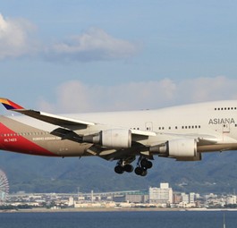Eine zum Frachter umgebaute Boeing 747-400 von Asiana: Während das hier im Bild sichtbare Exemplar noch fliegt, wird ein anderes nach langer Pause bald erst wieder abheben.