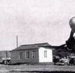 Das erste Flughafengebäude im Jahr 1946: Später Start des Flugverkehrs.