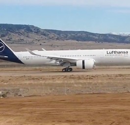 Die Landung der D-AIXS in Teruel: Warten auf die Sitze.