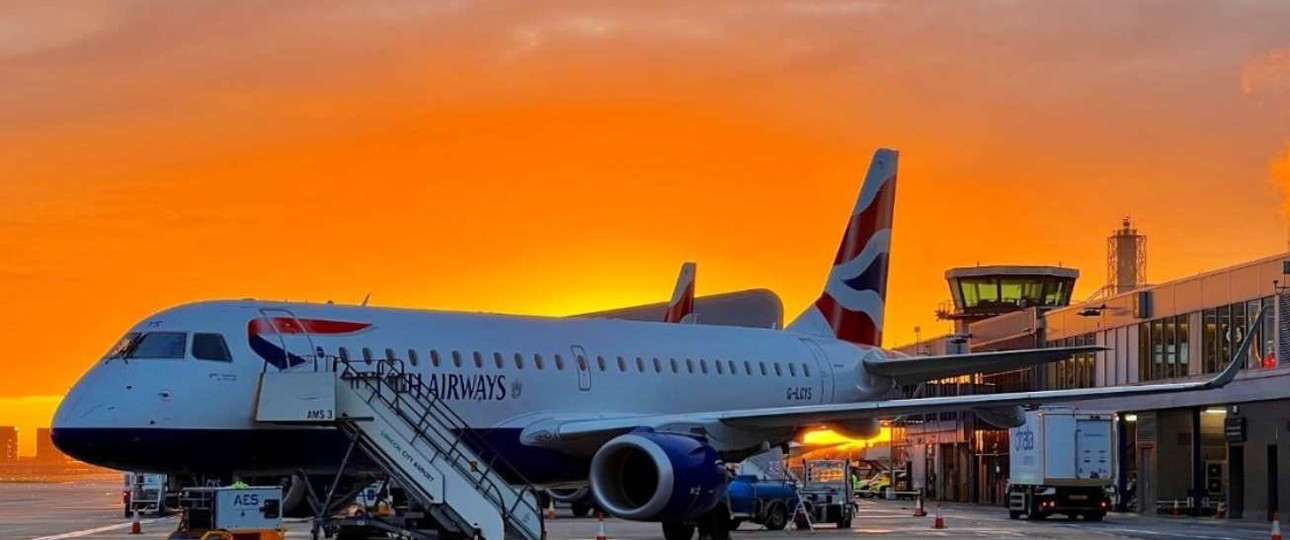 Eine British-Airways-Embraer am Flughafen London City: Die Tochter Cityflyer muss Strafe zahlen, wenn sie weiterhin zu früh landet.