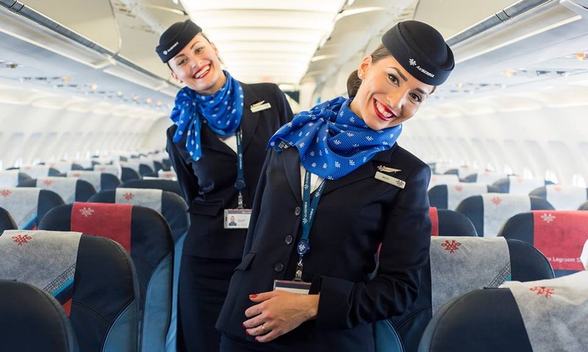 Flugbegleiterinnen von Air Serbia: Es gibt doch wieder Snacks in der Eco.