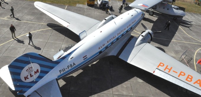 Nachdem die DC-3 in den Neunzigerjahren wieder flugfähig gemacht wurde, flog sie zuerst in einer alten KLM-Lackierung.