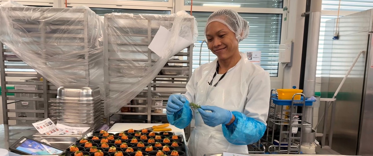 Produktion bei Gate Gourmet: Auch das Amuse-Bouche wird von Hand zubereitet.