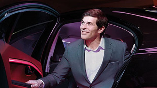 Während normale Fluggäste die Wahl zwischen Bus, Bahn und Taxi haben, bieten viele Airlines ihren Luxuspassagieren einen Chauffeurservice - natürlich gratis.