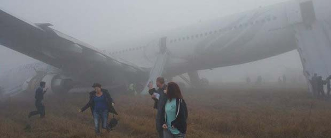 Turkish-Airlines-Flugzeug nach der Notlandung in Kathmandu: Passagiere haben ihr Handgepäck dabei.