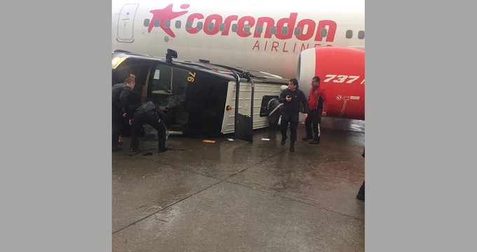 Ein Fahrzeug wurde in eine Boeing 737 von Corendon Airlines gepustet.