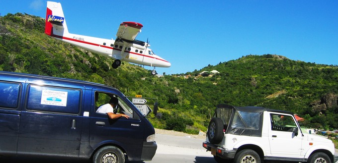 Was muss ein Luftfahrtfan einmal getan haben? «In St. Barth beim Kreisel stehen», sagt aeroTELEGRAPH-Leser David Bruegger. <a href="https://www.aerotelegraph.com/hobbyfotograf-wird-beinahe-von-fahrwerk-getroffen" target="_blank" rel="noopener">Ganz ungefährlich ist das nicht.</a>