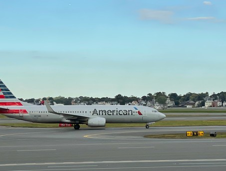Boeing 737 von AMerican Airlines in Boston: Jetzt werden massenweise Flüge gestrichen.
