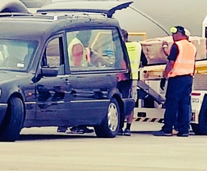 Ausladen eines Sarges (Archivbild): In Dublin wurde das vergessen.