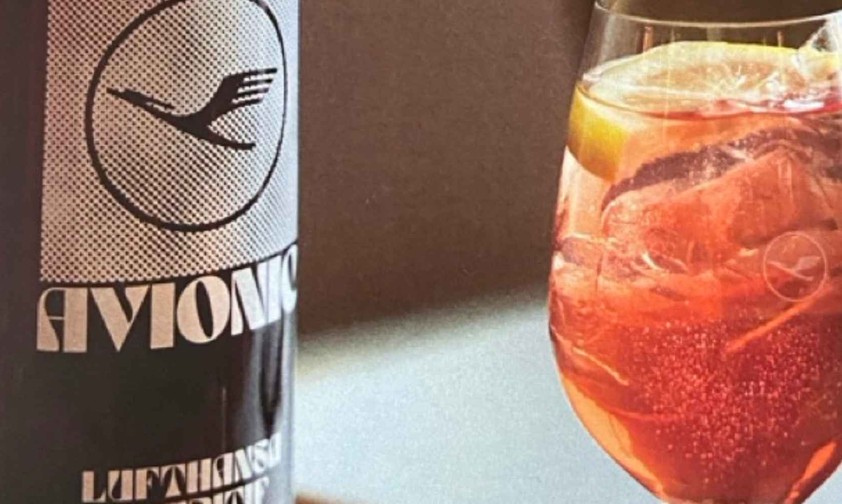 Lufthansa-Cocktail mit der Originalflasche aus den 1960er Jahren: Die Fluggesellschaft hat wieder einen Signature Drink.