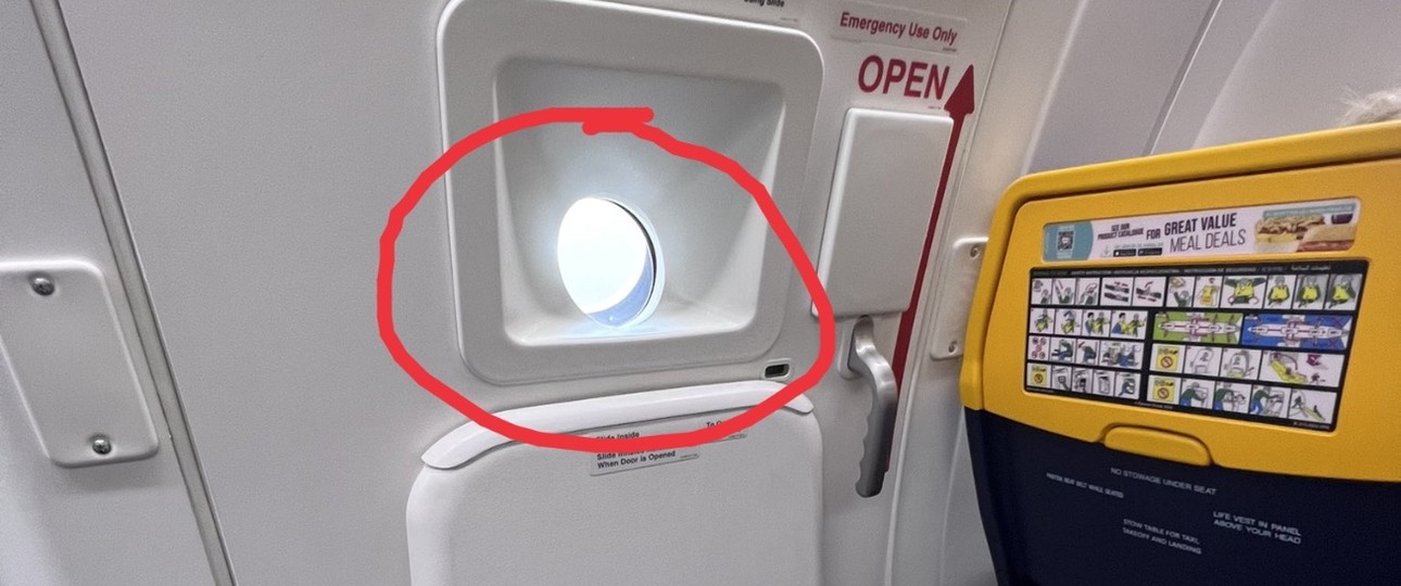 Das Bild aus der Ryanair-Antwort: Es hat durchaus ein Fenster ...