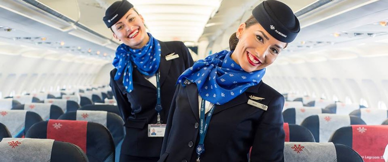 Flugbegleiterinnen von Air Serbia: Es gibt doch wieder Snacks in der Eco.