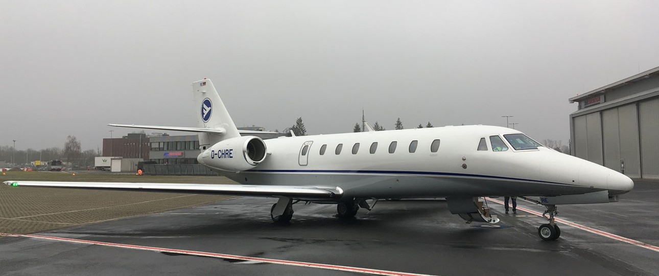 Hahn Airs Cessna C680 Sovereign mit der Kennung D-CHRE am Flughafen Düsseldorf.