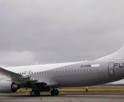 Die Boeing 737-800, die heute das Kennzeichen EI-FFA trägt: Hier zu sehen kurz nach der Lackierung im irischen Shannon, noch mit dem alten Kennzeichen G-TUKM.
