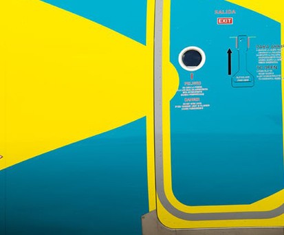 Eine Flugzeugtür von Viva Air: Die Fluggesellschaft darf nun doch von Avianca übernommen werden.