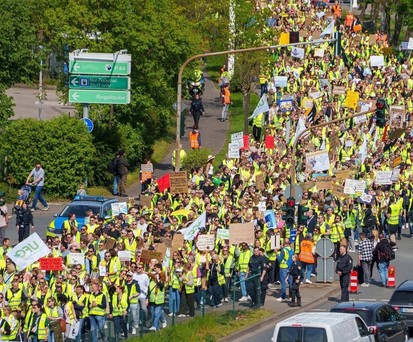 Protest der Lufthansa-Belegschaft am 15. April in Frankfurt: Über 1000 Angestellte zogen am Hangar One vorbei in dem der Konzern-Vorstand eine Gala zum Jubiläum abhielt.