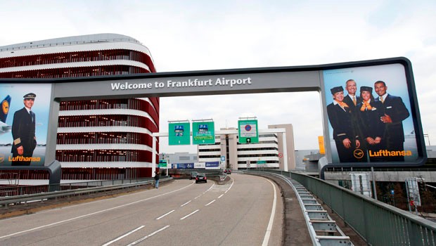 Nun kommt der Außenbereich dran. Dabei werden auch die Terminal-Vorfahrten im Ankunfts- und Abflugbereich mit Schranken versehen. Autos können dann analog zu Terminal 2 zehn Minuten kostenlos die Vorfahrten nutzen.