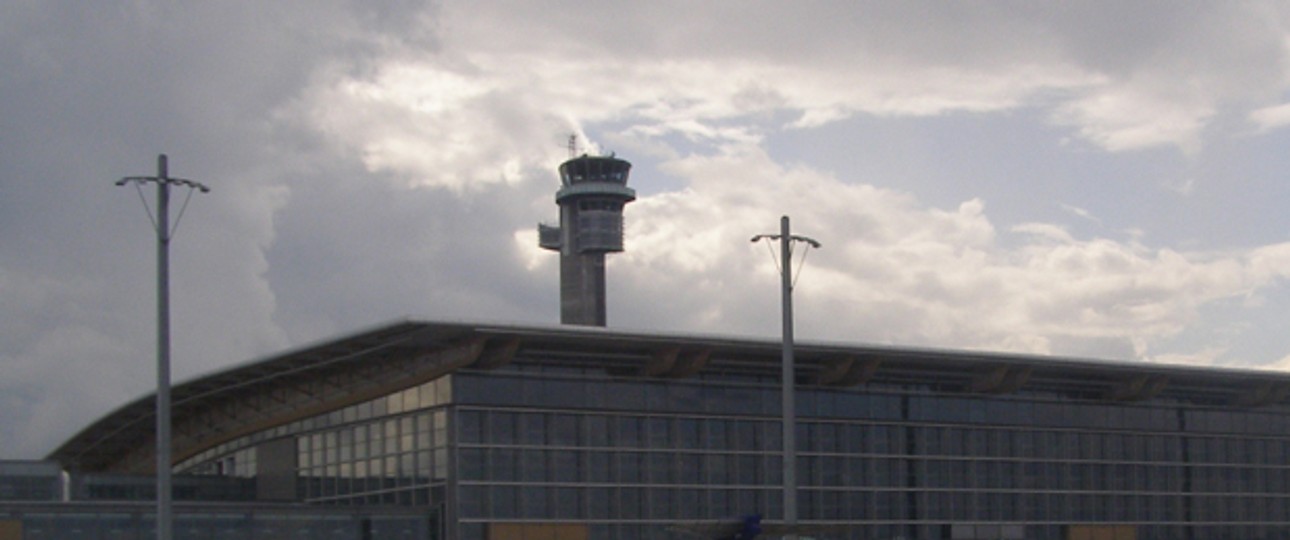 Bei den europäischen Flughäfen mit mehr als 15 Millionen Passagieren landet Oslo auf Platz drei. Er ist der größte Flughafen Norwegens und dient den Linien SAS Scandinavian Airlines, Norwegian Air Shuttle und Wideroe als Drehkreuz.