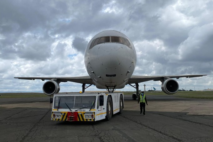 Aktuell wird das Flugzeug nur mit dem Schlepper bewegt.