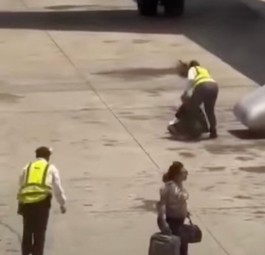 Reisende mit Handgepäck: Bei der Evakuierung muss es im Flugzeug bleiben.