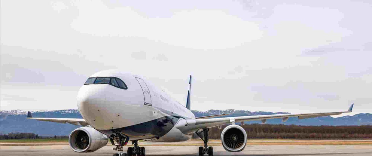 Der Airbus A330 ACJ von außen. Das Flugzeug hat die Kennung P4-MLO.