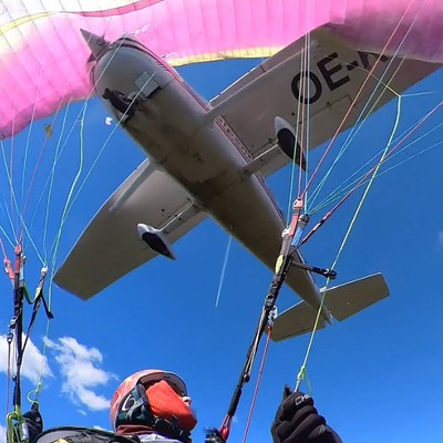 Der Moment vor dem Absturz: Die Cessna kollidiert mit dem Gleitschirm.