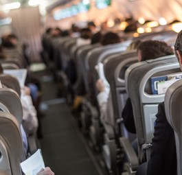 Passagiere im Flieger: Kaufen Tickets bisher meist einzeln.