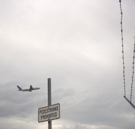 Drei Meter hoch und mit Stacheldraht gesichert. Einen solchen Zaun erklomm eine Frau am Flughafen Halifax, Kanada.