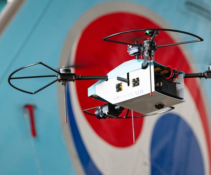 Korean Air hat eine neue Drohne entwickelt, die bei der Inspektion ihrer Flugzeuge helfen soll und ...