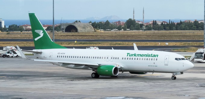 Turkmenistan Airlines (im Bild eine ihrer Boeing 737-800) will ihren Bestand aufstocken und eine vierte Boeing 777-200 LR kaufen.