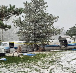 Frachter verliert bei Notlandung auf Golfplatz beide Flügel