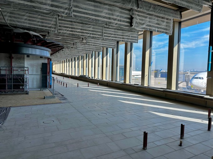 Hier gibt es ebenfalls große Fensterflächen, die für natürliches Licht sorgen.