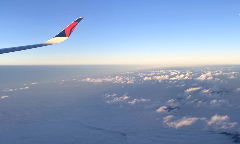 Flügelspitze eines Jets von Delta: Was gilt für Airlines, die nicht in der EU sitzen?