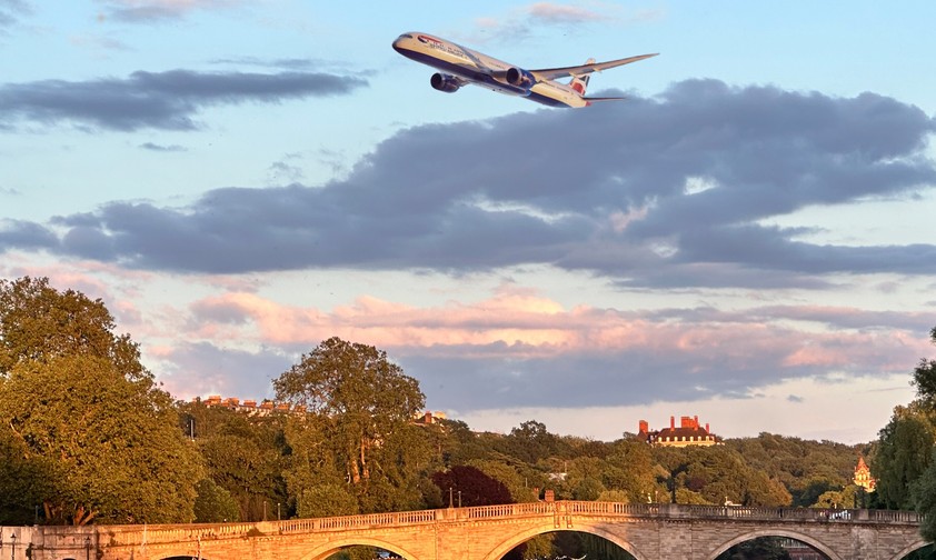 Boeing 787-10 von British Airways über London (Montage): Die Airline bekommt Nachschub.
