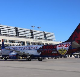 Boeing 737 Max 8 von Sun Express: Das Flugzeug trägt eine VFB -Stuttgart-Lackierung.