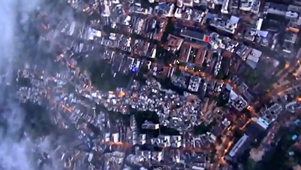Hier fliegt der Sportler mit seinem mit Wingsuit: Spektakulärer Sprung.